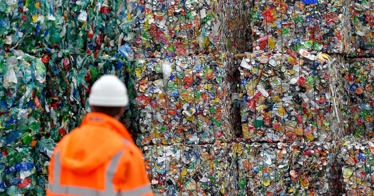 Des camions-poubelles qui roulent avec les déchets plastiques qu