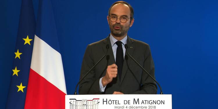 Gilets Jaunes Lexécutif Recule Macron Hué Lors Dune