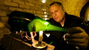 Les "remueurs" de bouteilles, moines copistes du champagne