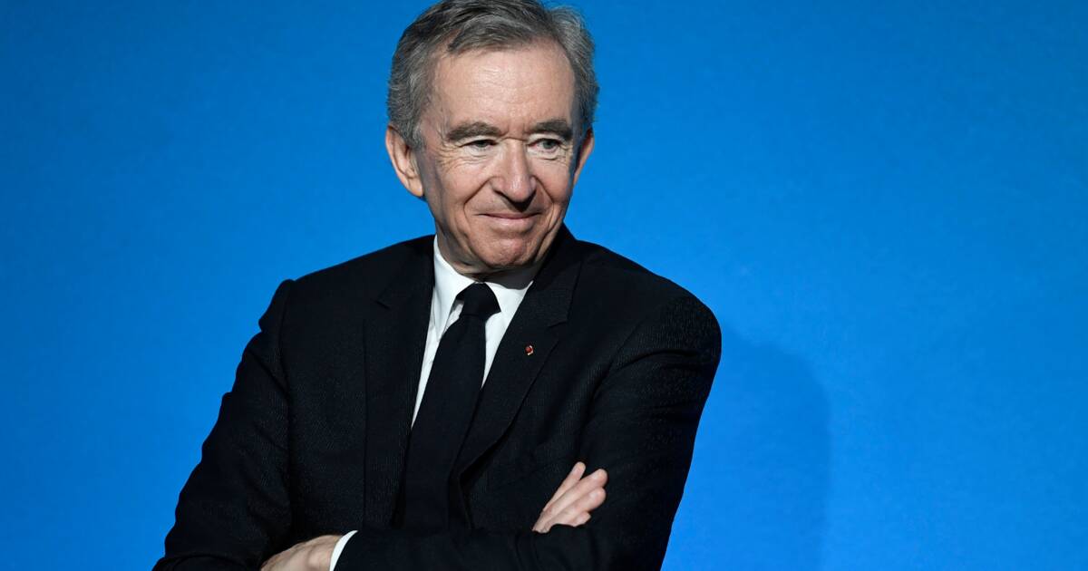 Il fait la taille d'un terrain de foot : pourquoi le yacht de Bernard  Arnault s'est fait recaler par le port de Naples 