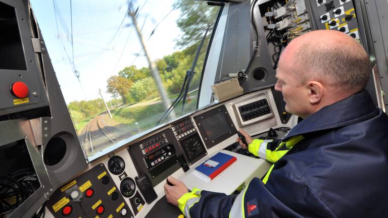 Devenez Conducteur Sncf Meme Si Vous N Avez Jamais Conduit De Train Capital Fr