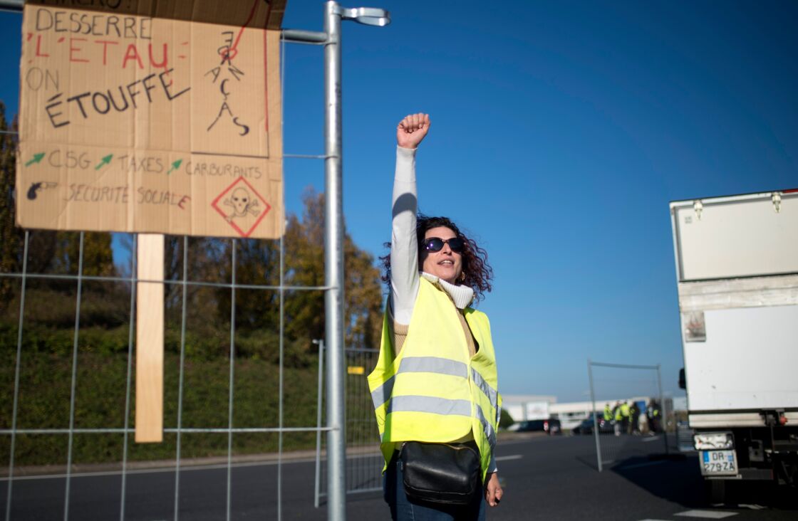 Gilets Jaunes Philippe Entend Tenir Son Cap Malgré Une