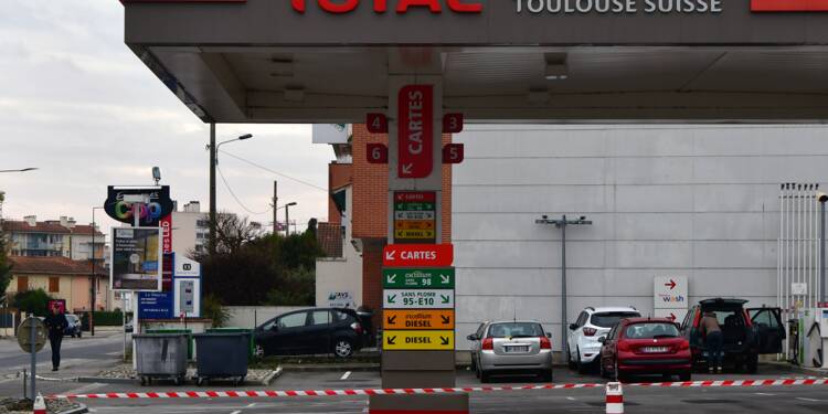 Gilet Jaunes Début De Pénurie Dessence Dans Les Stations