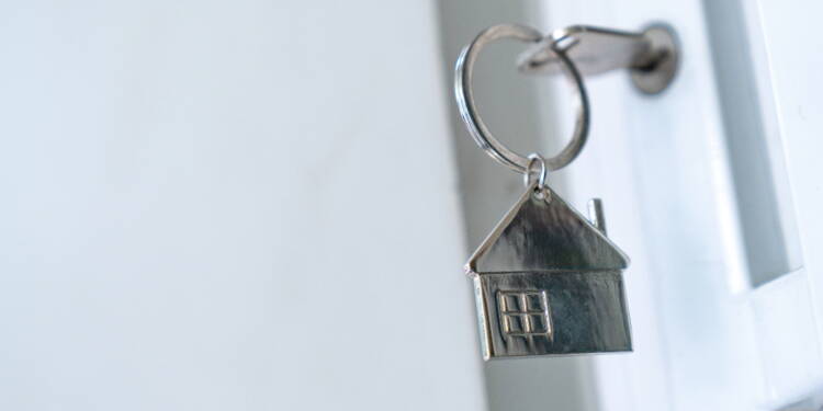 Forty people spend the night outside ... to buy an apartment