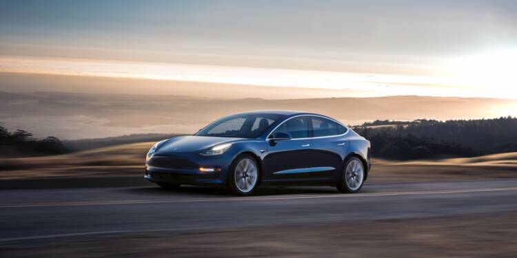 Une Tesla Model 3 peut-elle traverser une rue complètement inondée ? La réponse en vidéo
