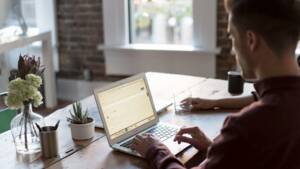 Dépistage, distanciation, port du masque... ce qui vous attend, ou non, pour le retour au bureau