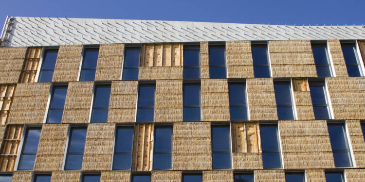 Rénovation énergétique : à Paris, une résidence sociale est isolée avec... des bottes de paille !