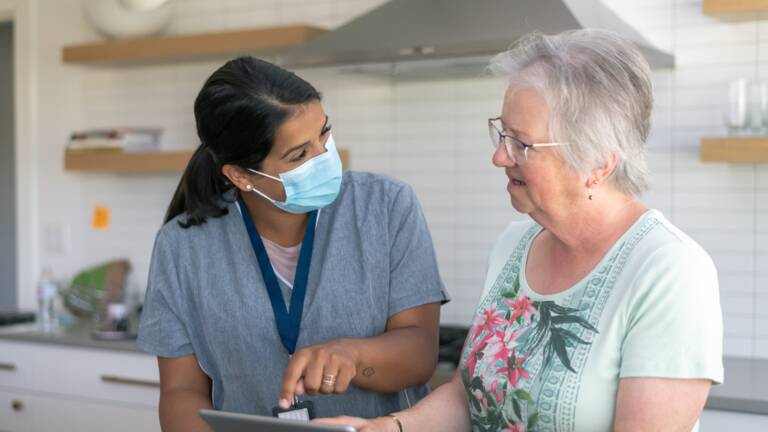 Aide A Domicile Comment S Organisent Les Visites Chez Les Personnes Agees Capital Fr