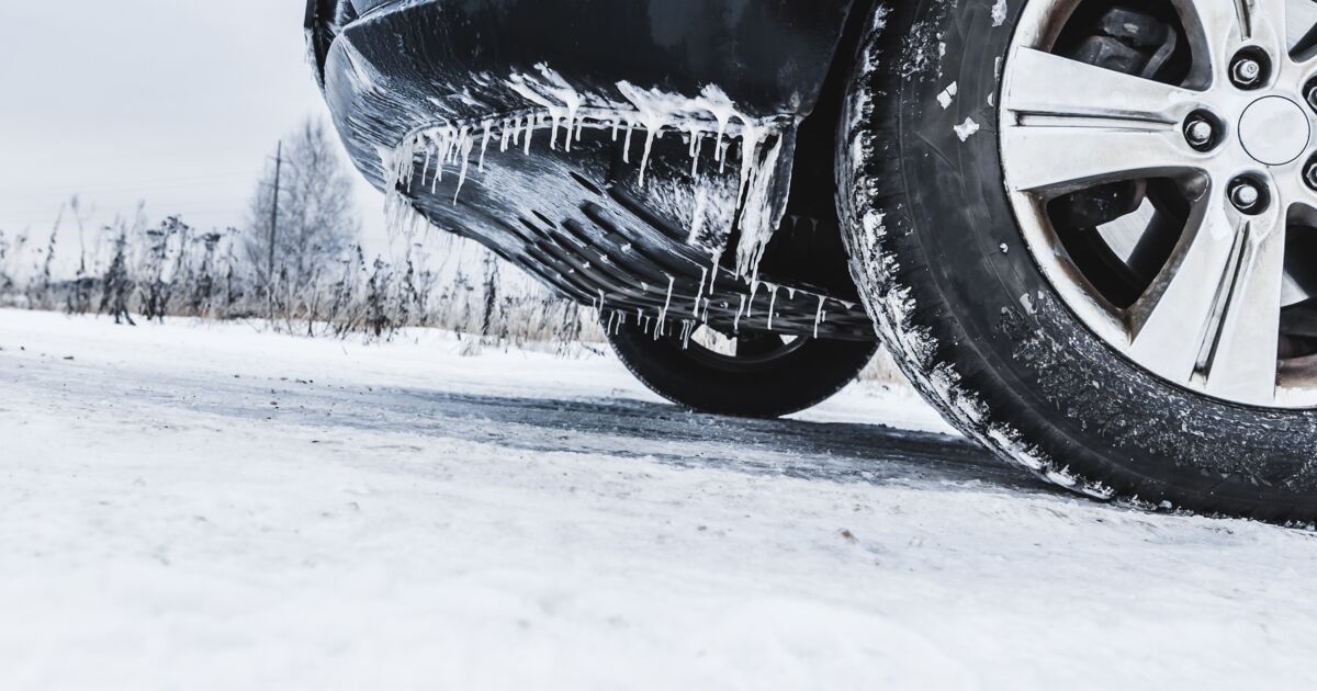 Que faire si sa voiture se retrouve coincée sous la neige ?