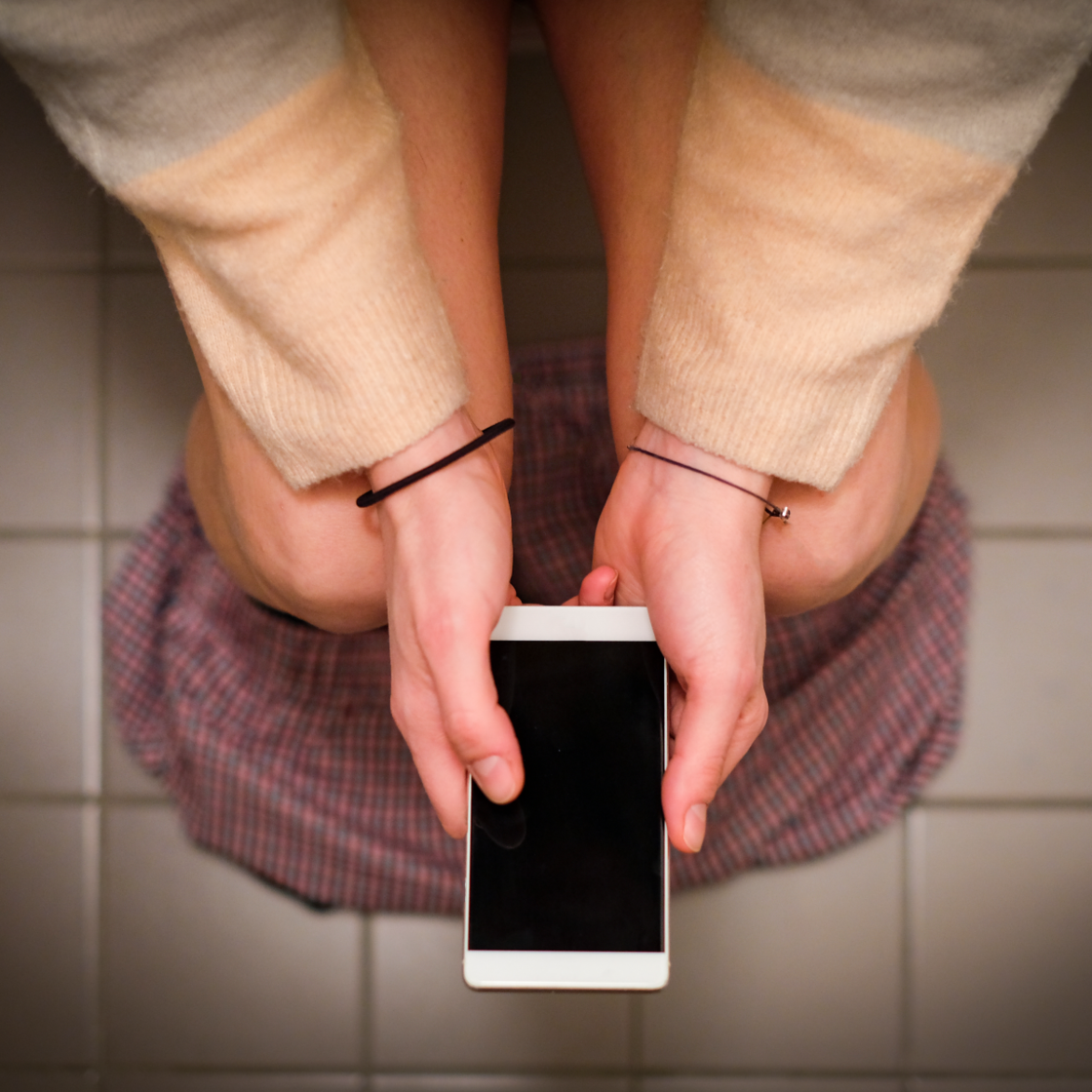 Mann Sitzt 30 Minuten Mit Handy Auf Der Toilette