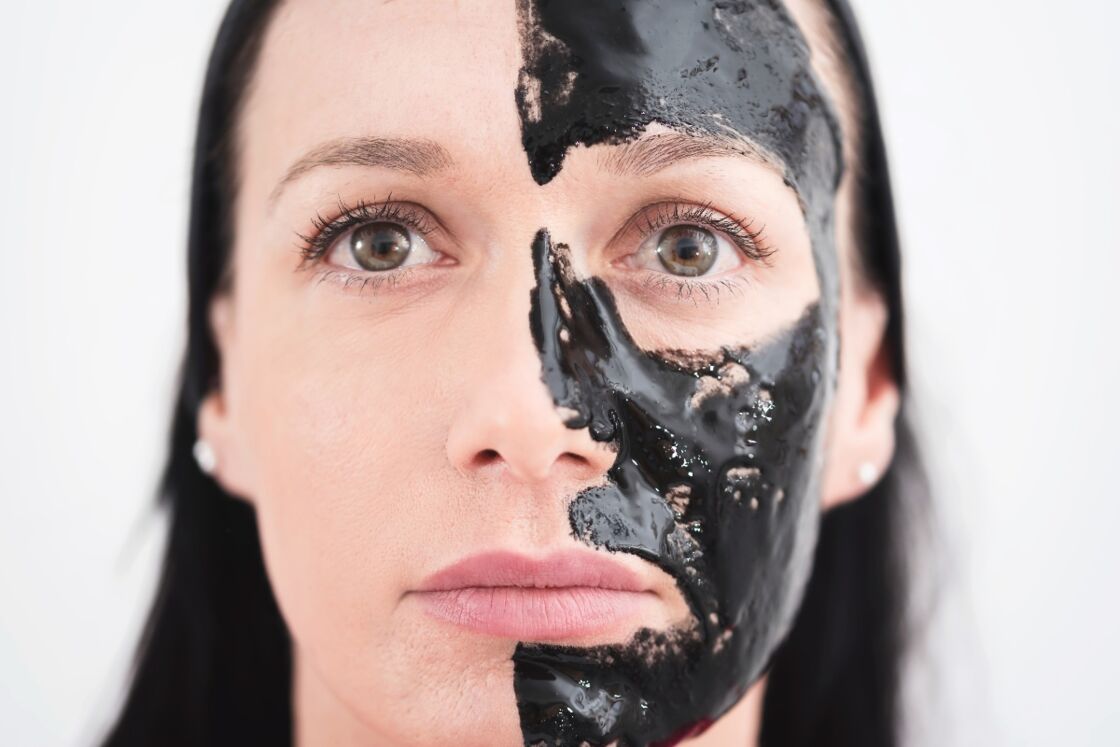 Aktivkohle Klebstoff Maske Gegen Mitesser Beauty Trend Zerstort Naturliche Hautbarriere
