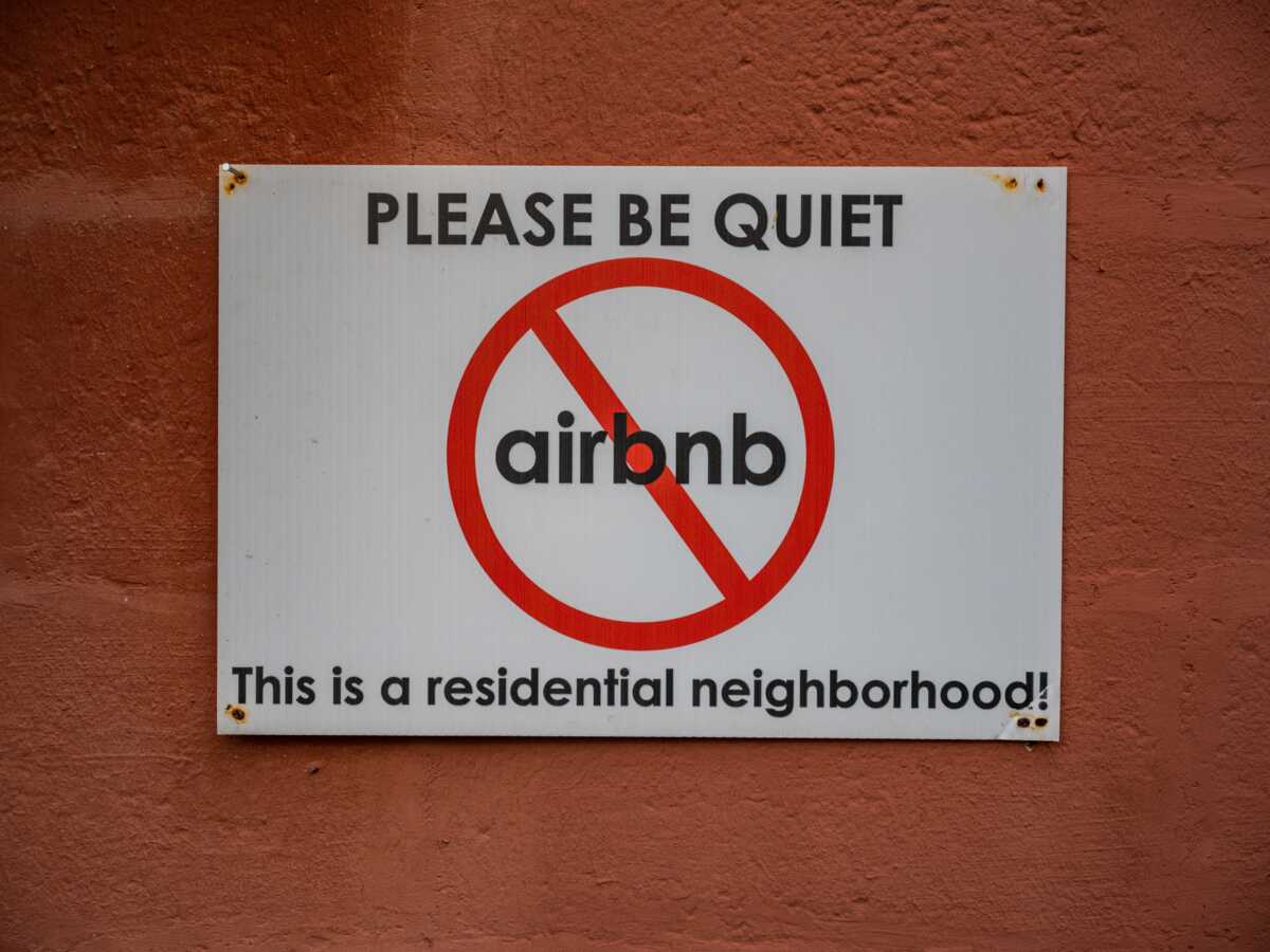 Une brigade du silence bientôt déployée à Marseille pour surveiller les locataires d'Airbnb