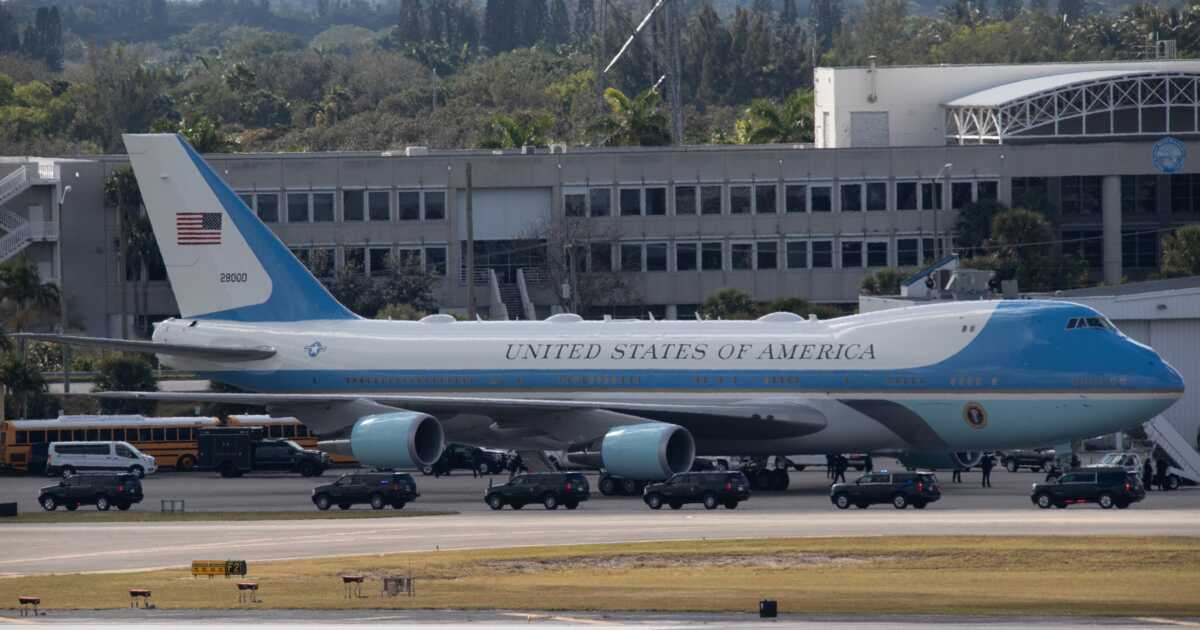 Boeing tente de ren gocier le prix de l Air Force One et annonce