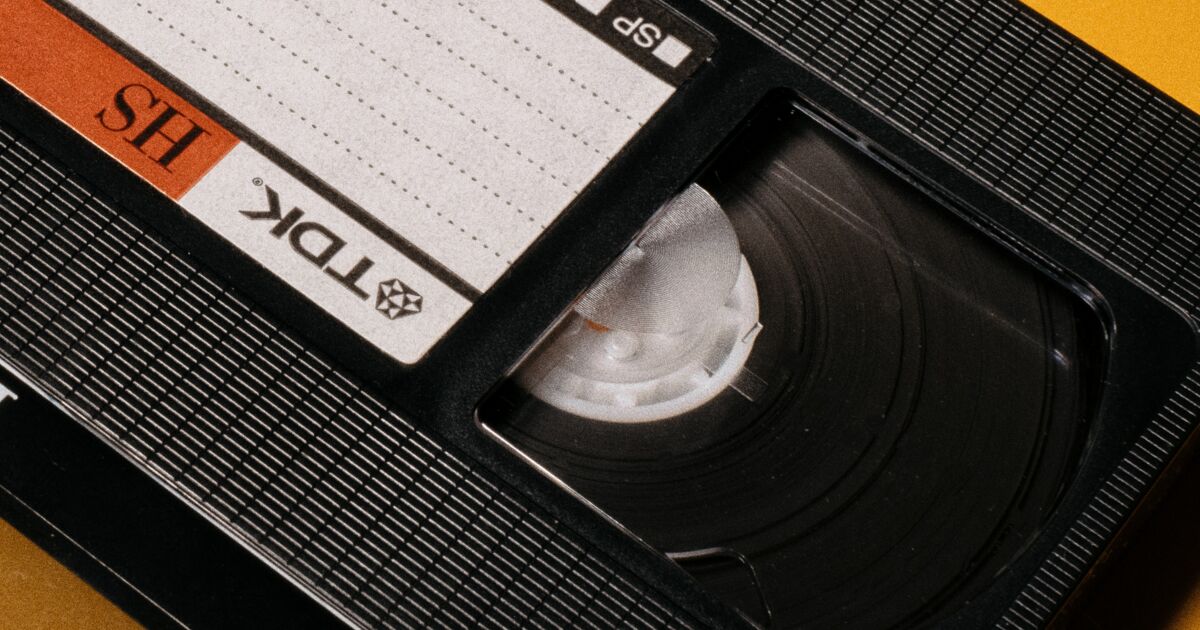 Les cassettes VHS deviennent un objet de collection: les prix de vente  explosent - Moustique