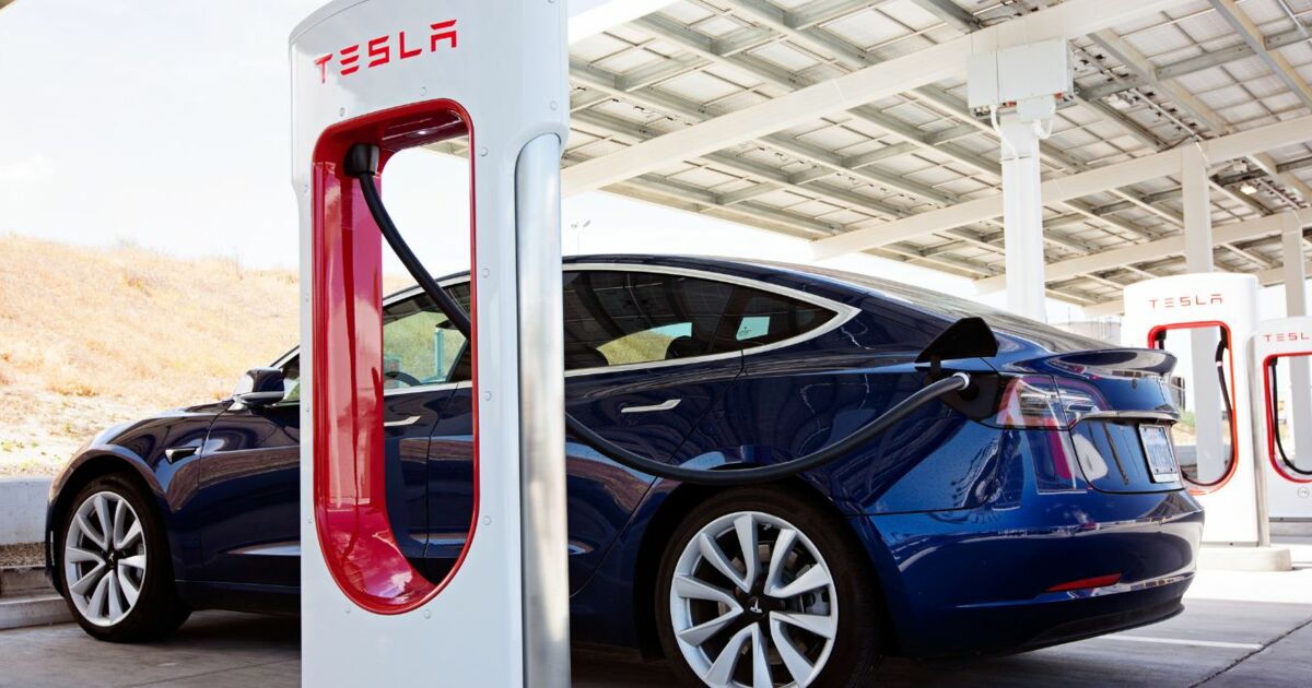 Tesla lance une station de recharge à domicile compatible avec les autres  voitures électriques