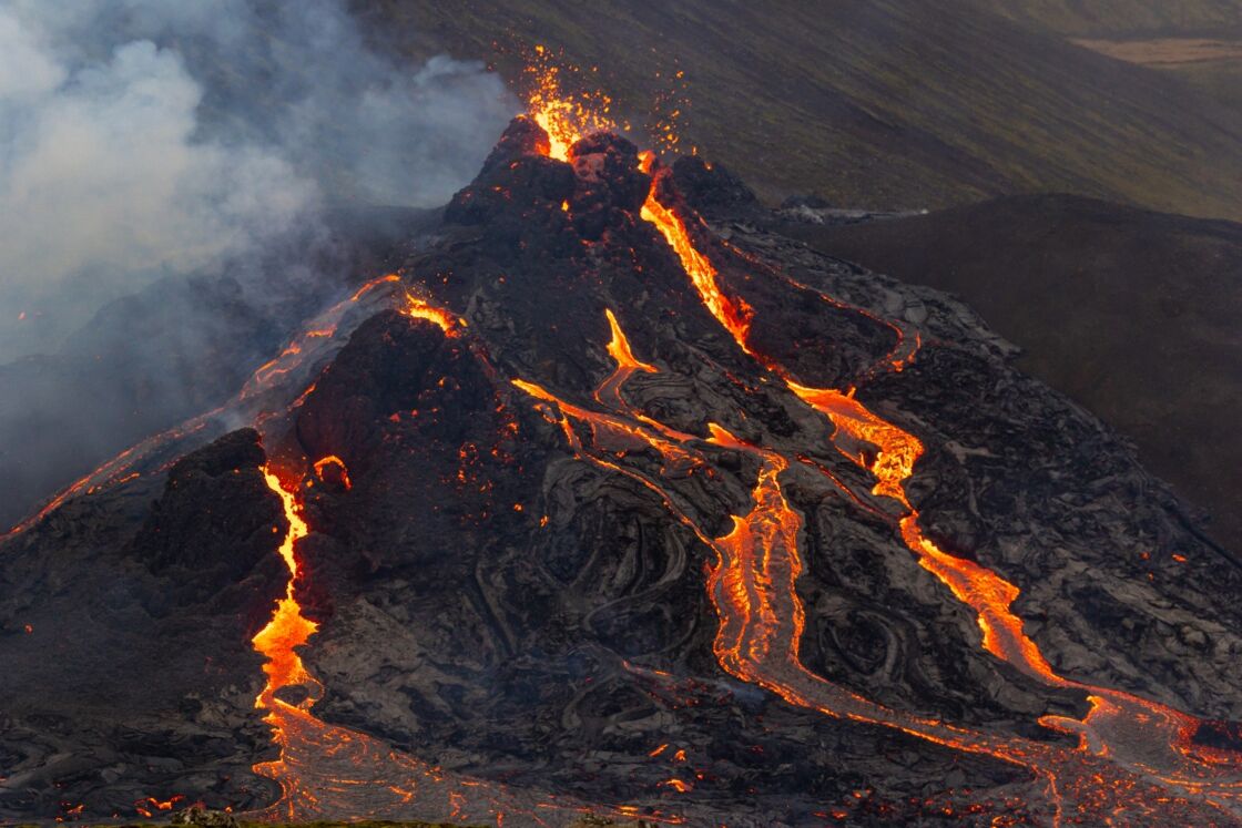 Vulkanausbruch in Island: Fotograf fliegt mit Drohne direkt in den Krater