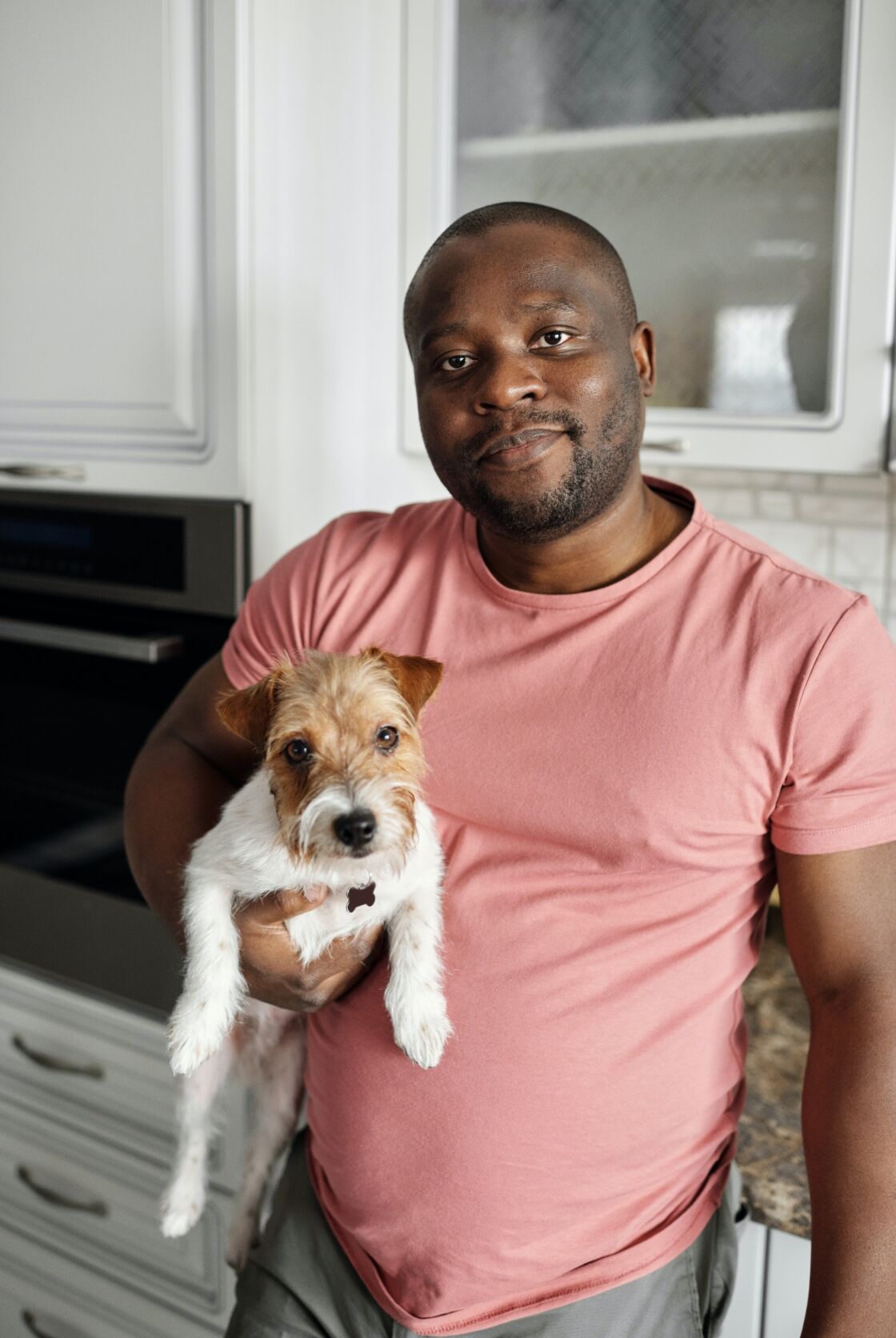 Hund folgt dir in der Wohnung überallhin nach Das kannst du am besten tun