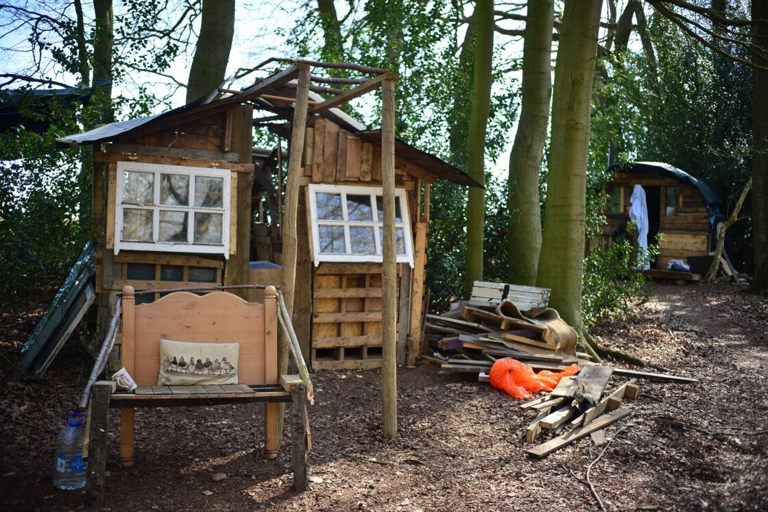 Il a décidé de quitter la ville pour vivre dans sa propre cabane en pleine nature