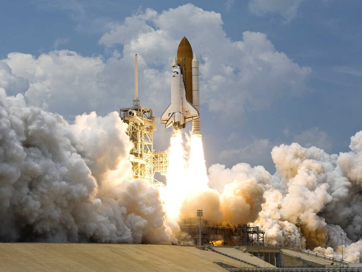 Voyage habité vers la Lune : la fusée de la mission Artémis 2 est acheminée sur le pas de tir