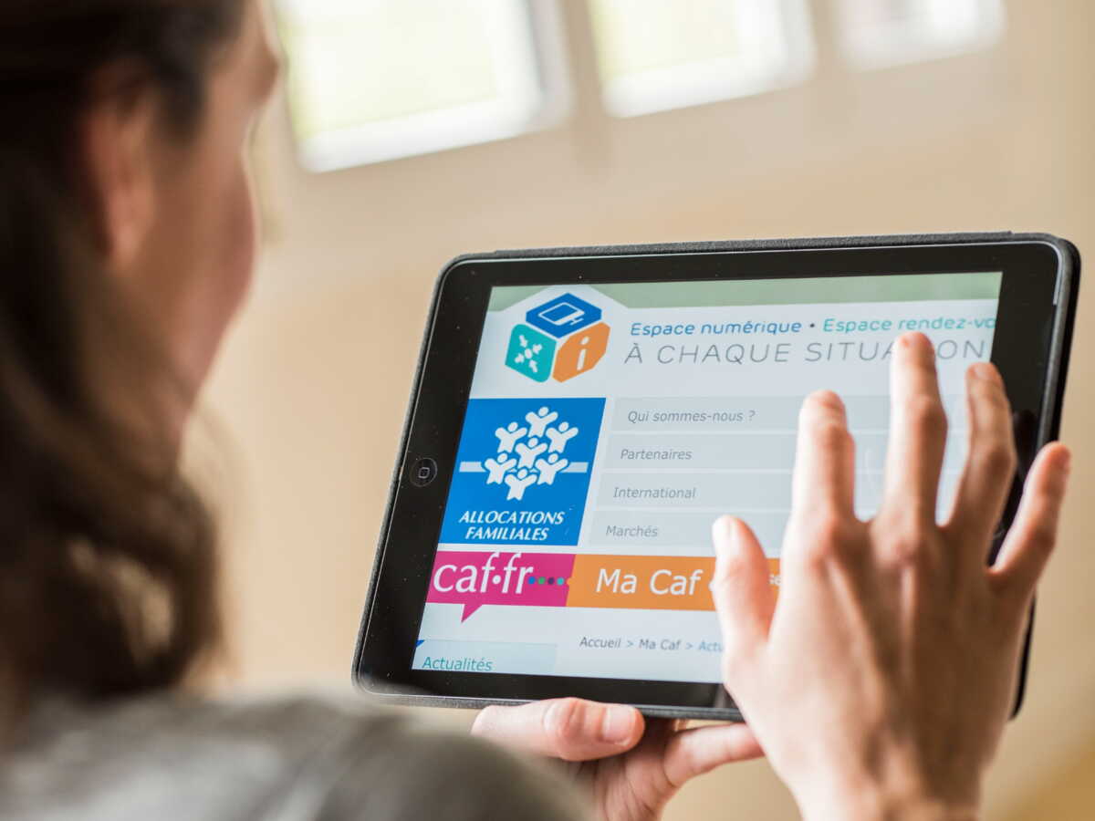 CAF : quel est ce nouvel outil censé fluidifier le démarches et l&rsquo;accès aux aides