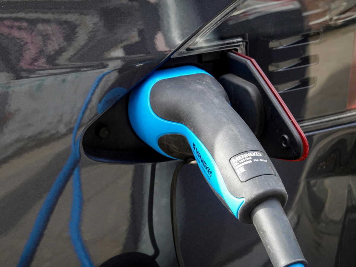 Ventes de voitures essence et diesel en chute libre : les hybrides électriques en profitent