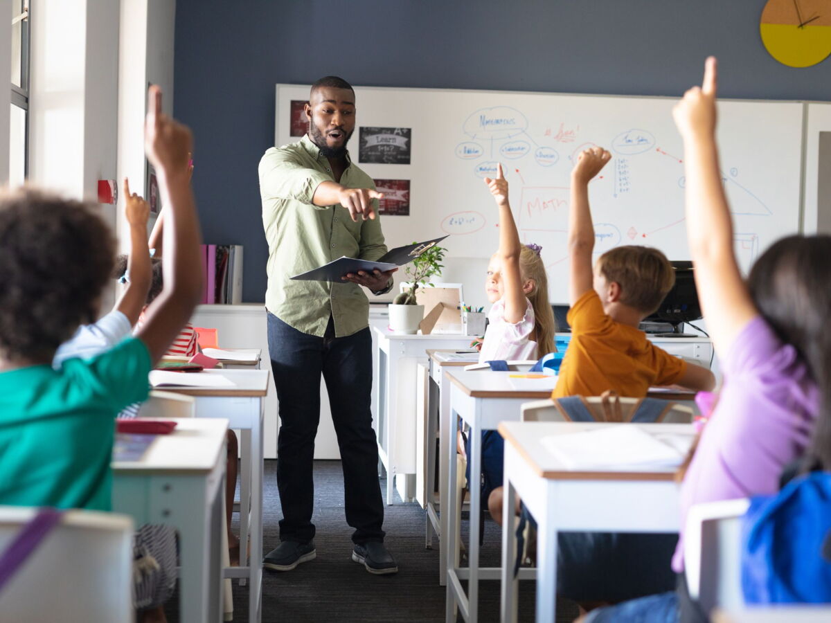 Rentrée scolaire 2026 : le gouvernement revoit à la baisse les suppressions de postes d’enseignants