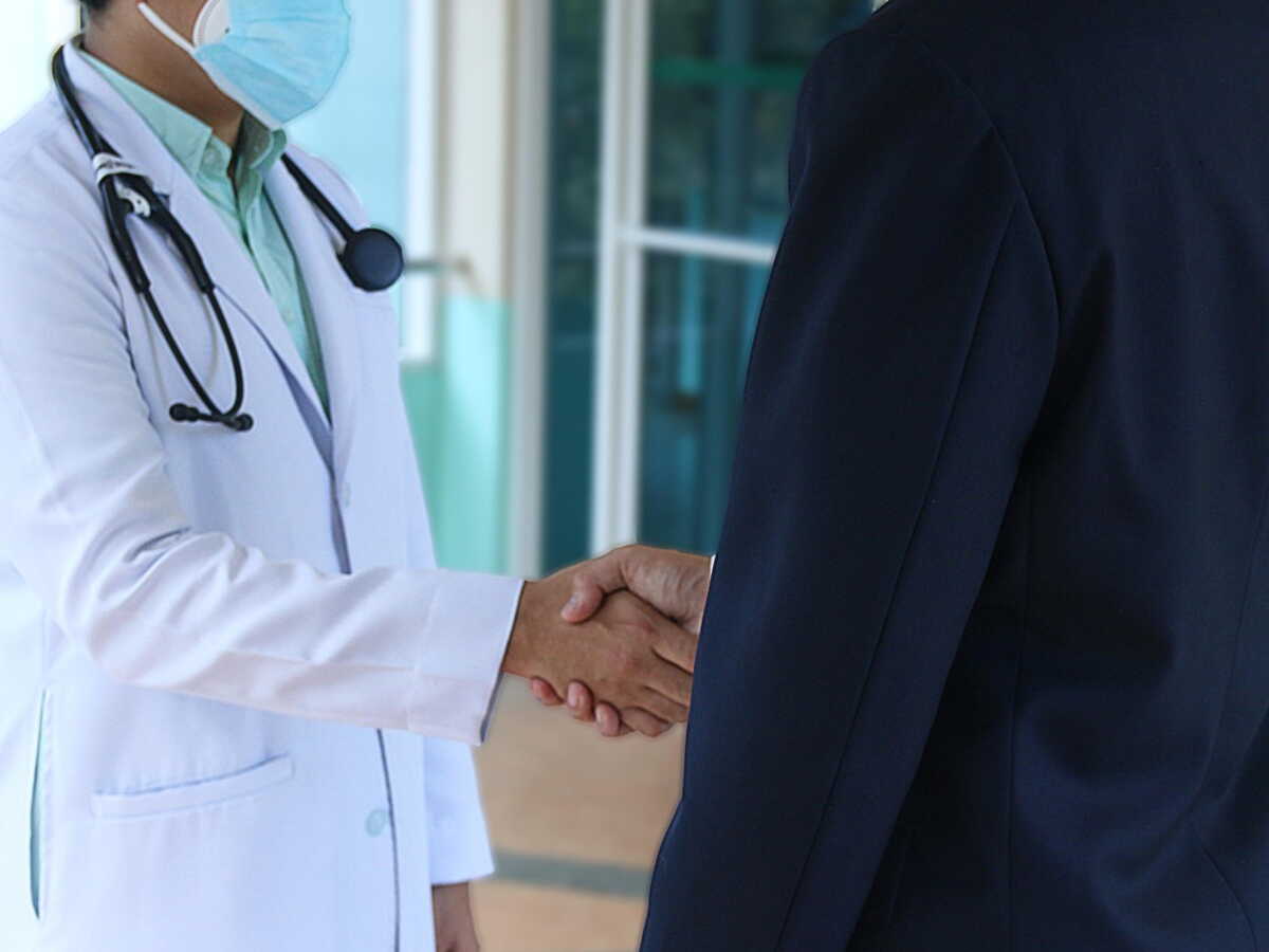 Lecornu signe deux décrets pour une réforme de l’AME pour les étrangers en situation irrégulière