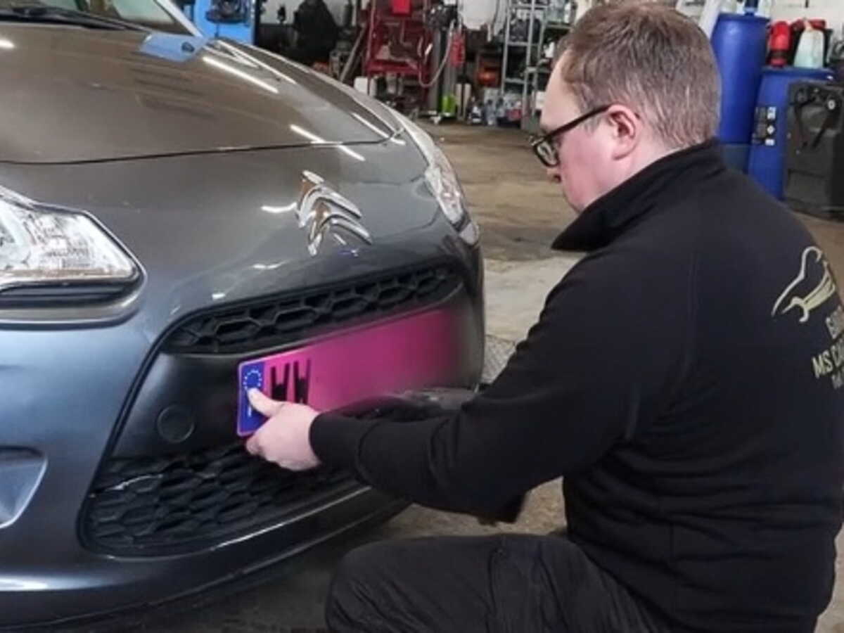 Les nouvelles plaques d&rsquo;immatriculation roses entraînent une avalanche de contrôles routiers