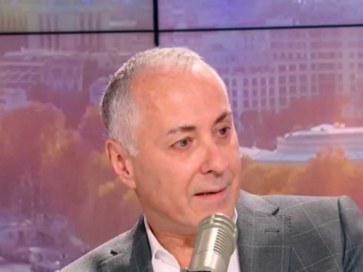 Moins de 500 euros le costume : le tailleur d’Emmanuel Macron dévoile ses goûts