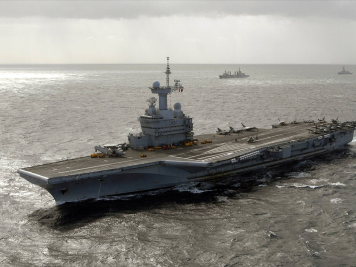 Le porte-avions Charles-de-Gaulle, fleuron de l’armement français, va se déployer en Méditerranée