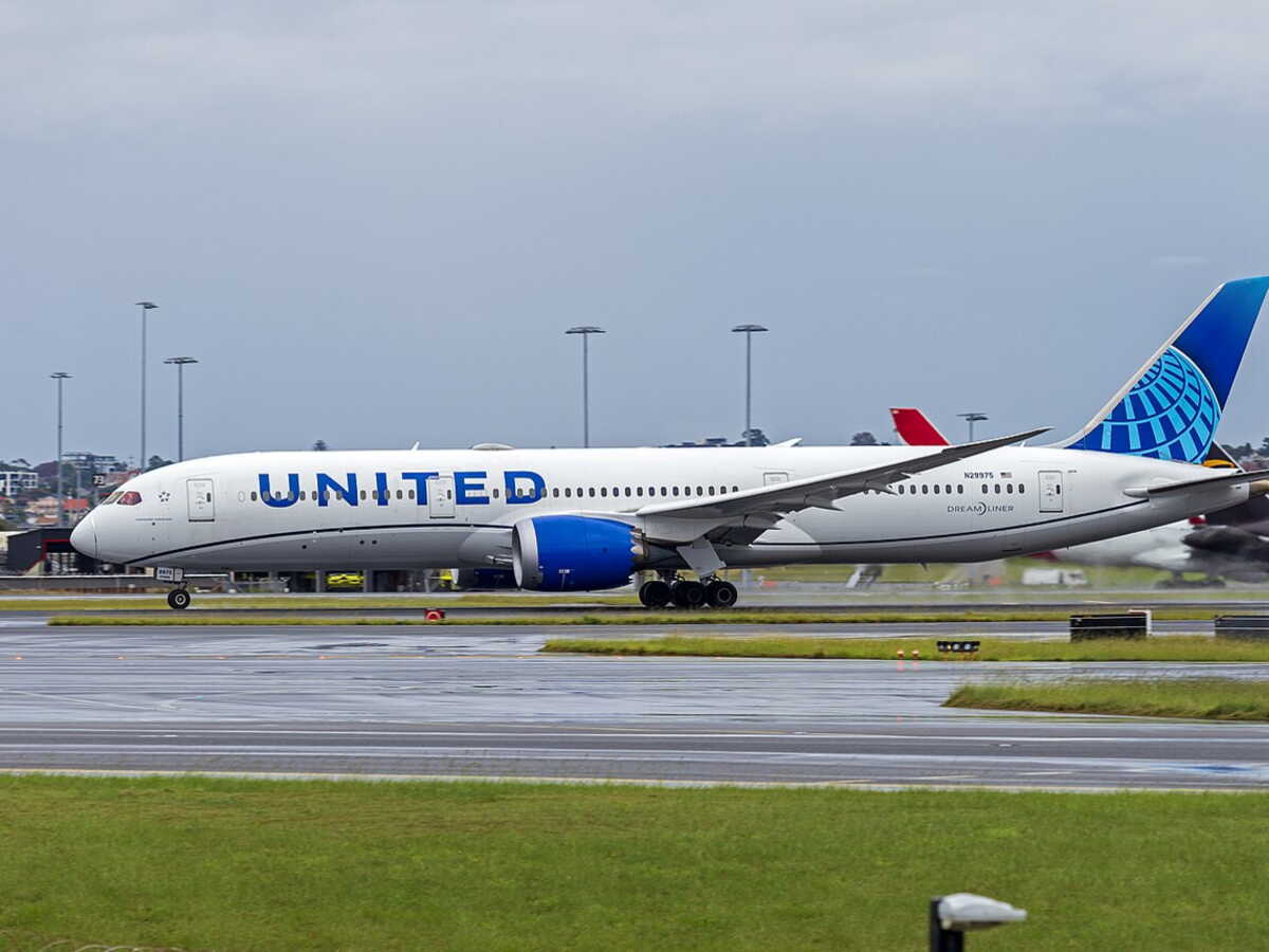 Une alerte de feu apparaît sur le moteur : le Boeing 787 fait demi-tour en urgence, les passagers évacués par toboggan