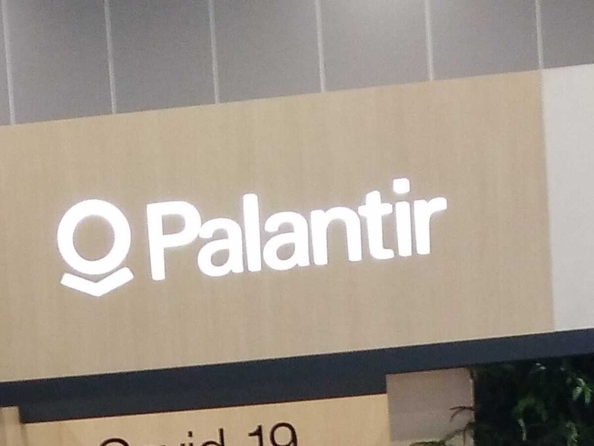 Finance : pourquoi les banques françaises misent tout sur la société de surveillance Palantir