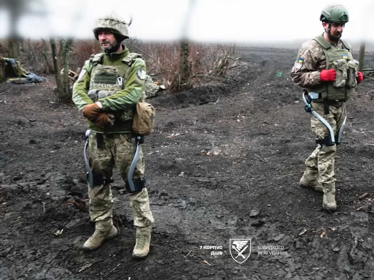 Des exosquelettes Hyppershell testés par les soldats ukrainiens pour courir à près de 20 km/h
