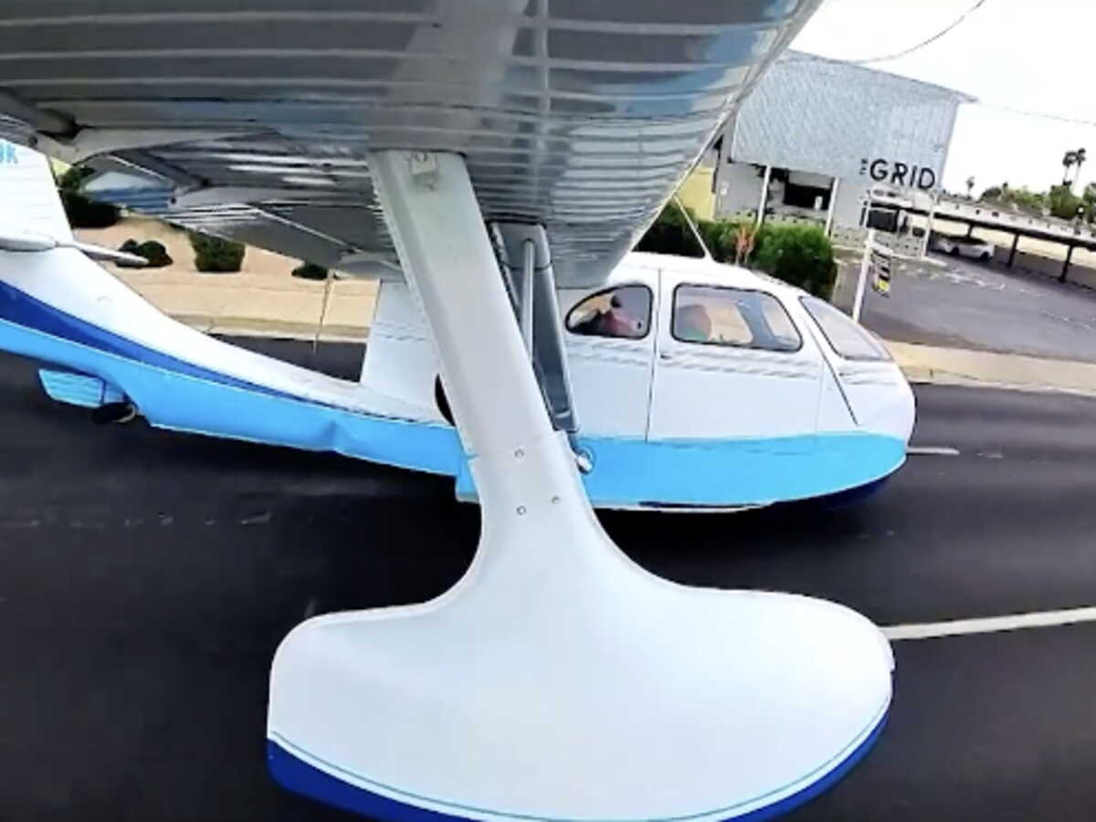Les images impressionnantes de l'atterrissage en urgence d'un hydravion sur une route aux Etats-Unis !