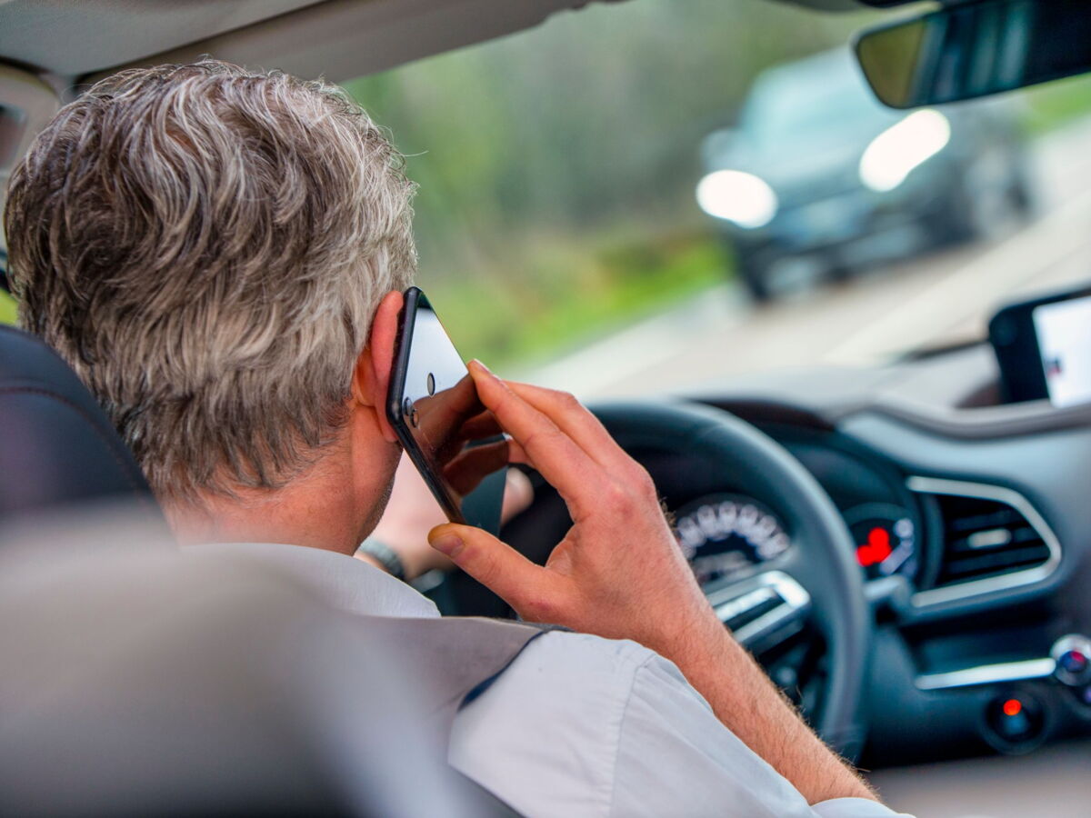 Téléphone au volant : plus de 500 suspensions, vérifiez si votre département fait partie de ceux qui retirent désormais le permis