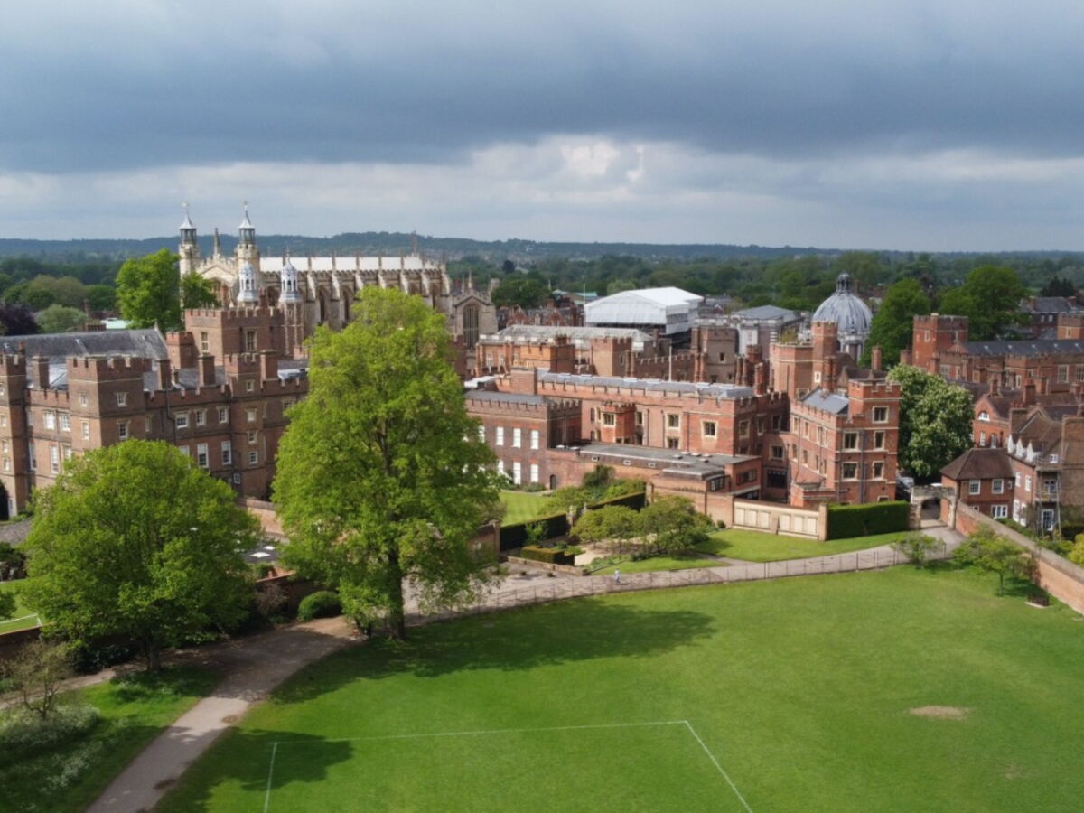 Le prince George fera sa rentrée au prestigieux collège d'Eton : combien coûte l'école où William a également fait ses classes ?