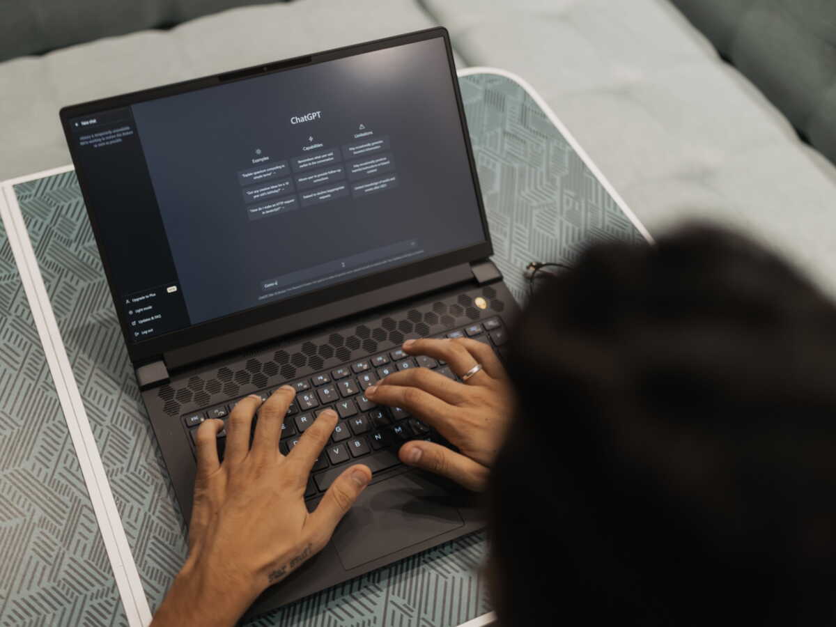 Copilot au bureau, ChatGPT en cachette : voici ce que vous risquez vraiment