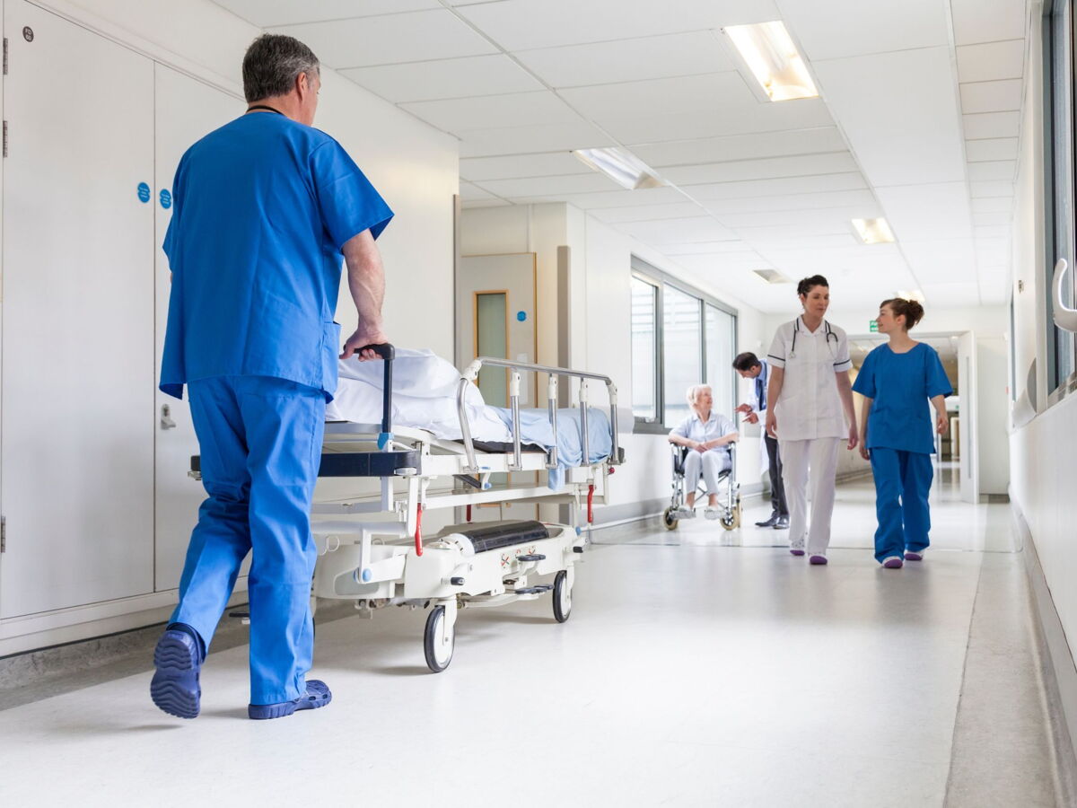 Infirmiers : 60 000 postes vacants et 821 000 recrutements d'ici 2050, les pistes pour attirer les candidats