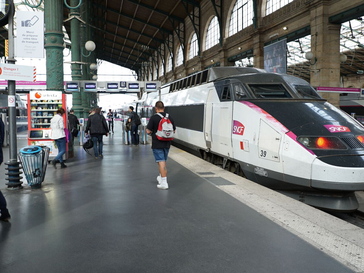 Le réseau ferroviaire français est «fortement affecté» par la canicule, les personnes vulnérables incitées à éviter le train
