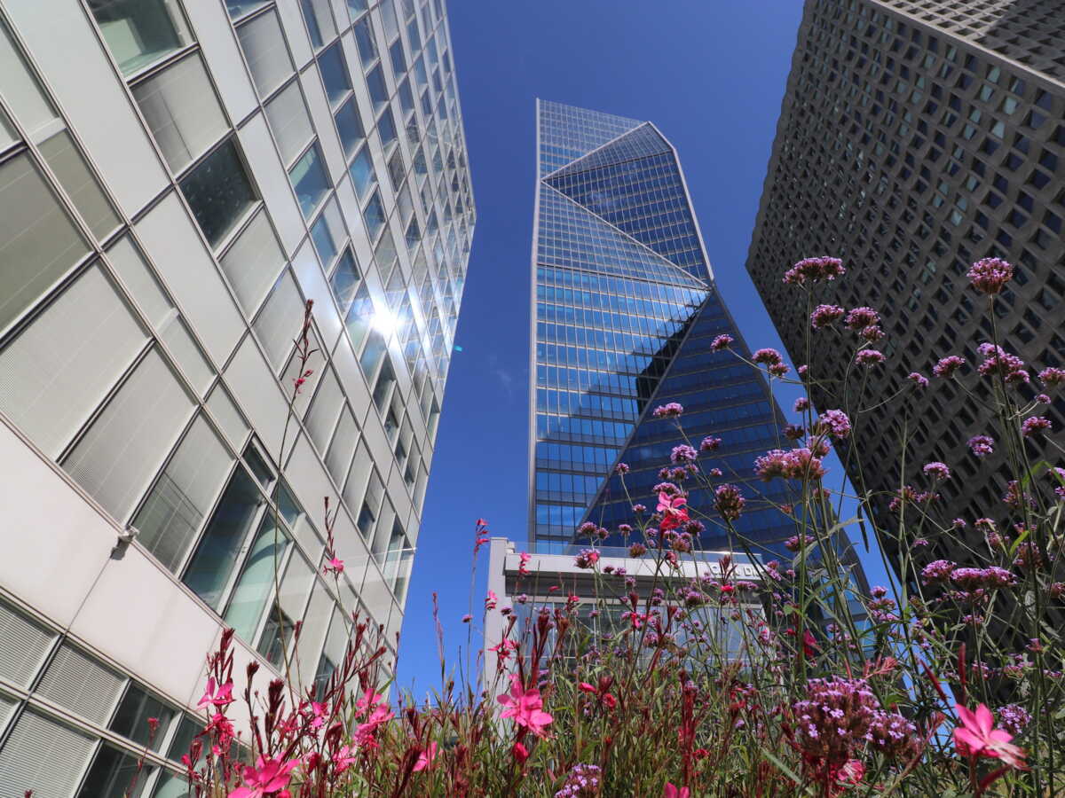 Le système de climatisation de La Défense sous tension : les tours en verre en question