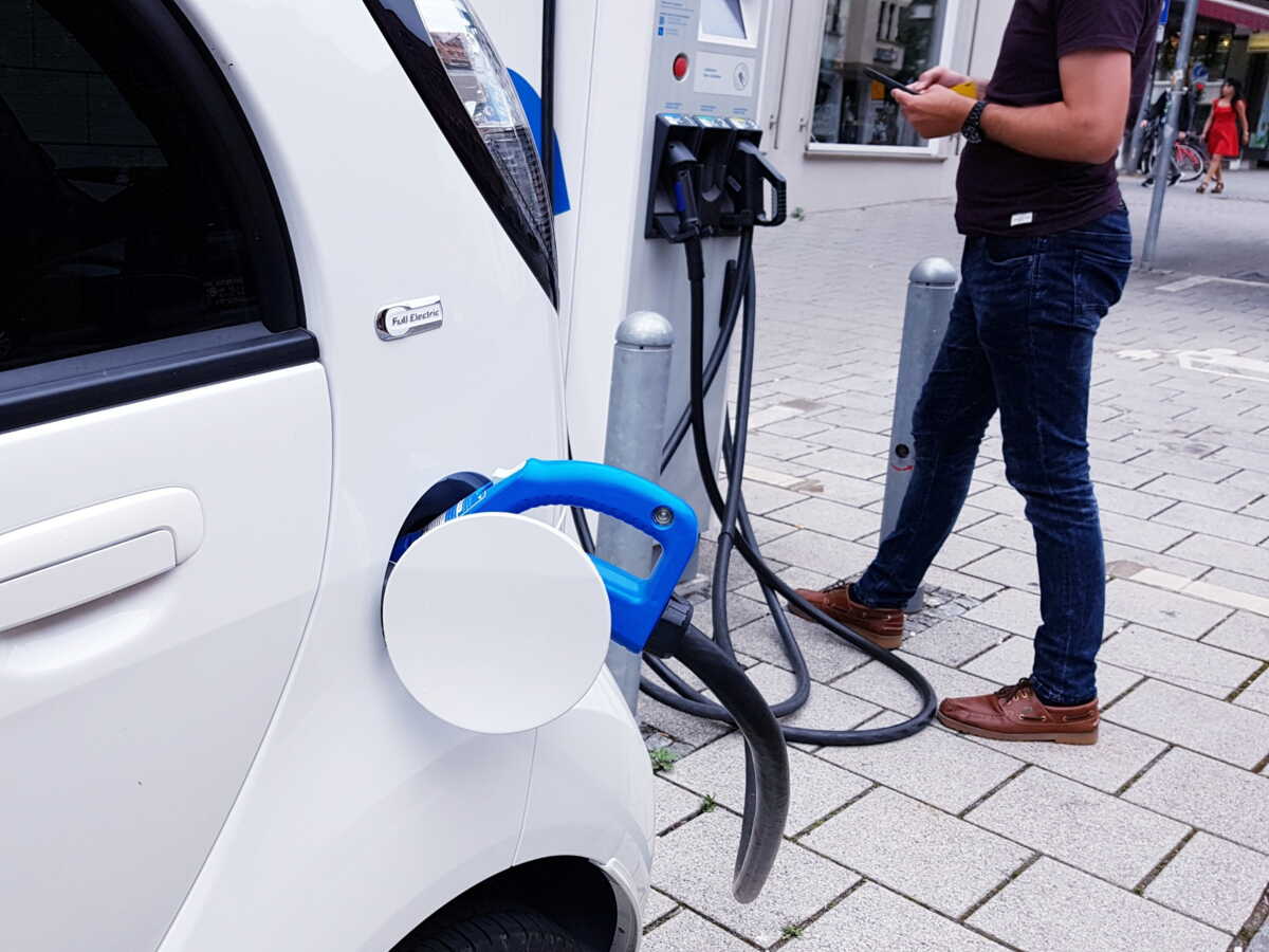 Canicule avec une voiture électrique : les bons réflexes pour rouler et recharger sans stress