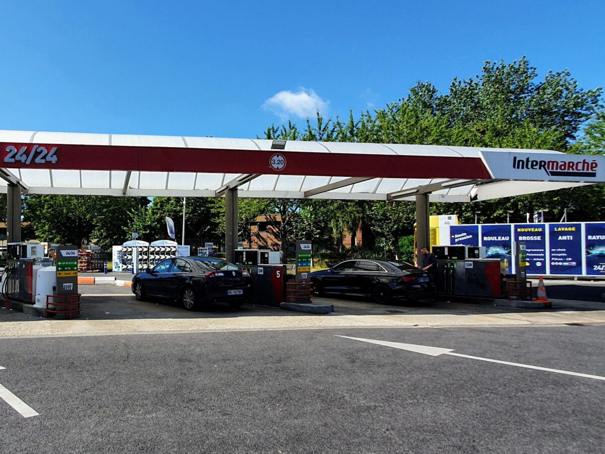 L'essence à prix coûtant chez Les Mousquetaires et Leclerc pour les premiers départs en vacances