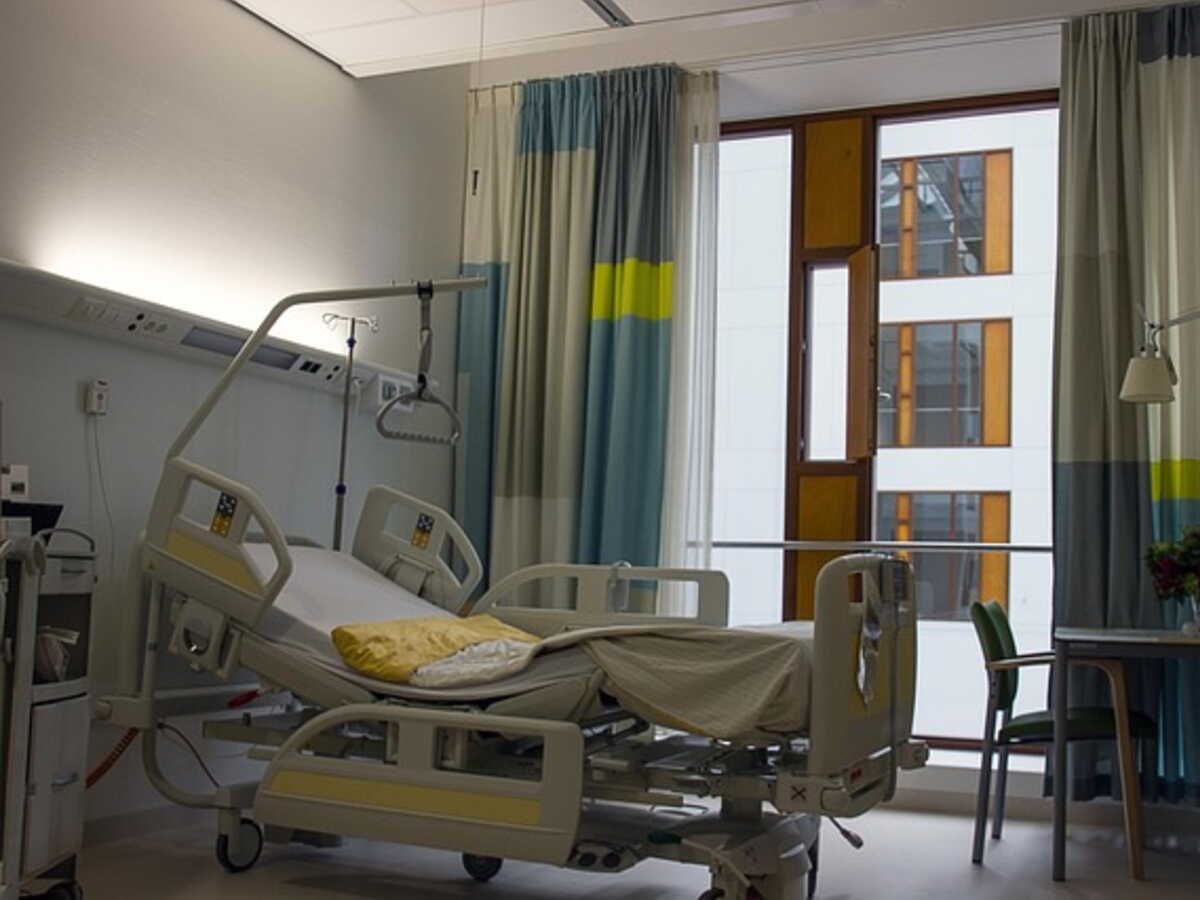 Elle demande d'installer sa climatisation mobile dans sa chambre d'hôpital, et se voit opposer un refus