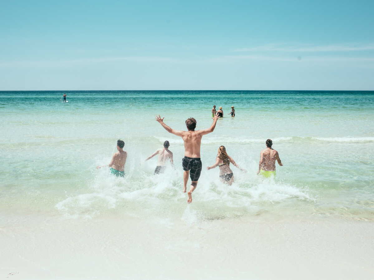 Budget vacances : 69% des Français dépensent trop par pression sociale pour suivre leurs amis