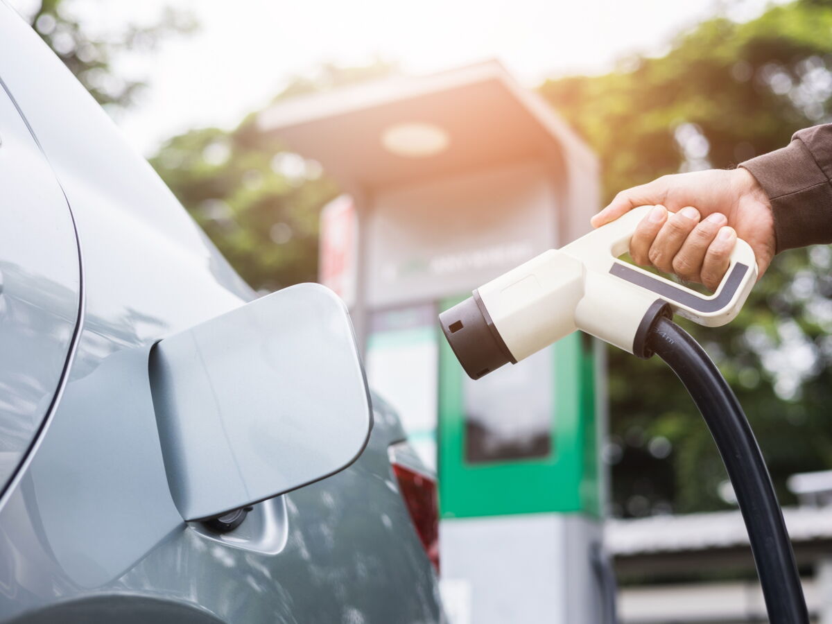Bornes de recharge : comment éviter de payer trois fois plus cher pour recharger votre voiture électrique ?