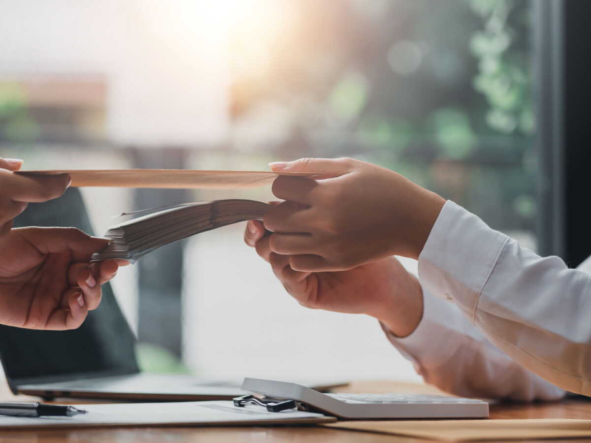 Faux placements, faux crédits, comment repérer les arnaques financières sur internet