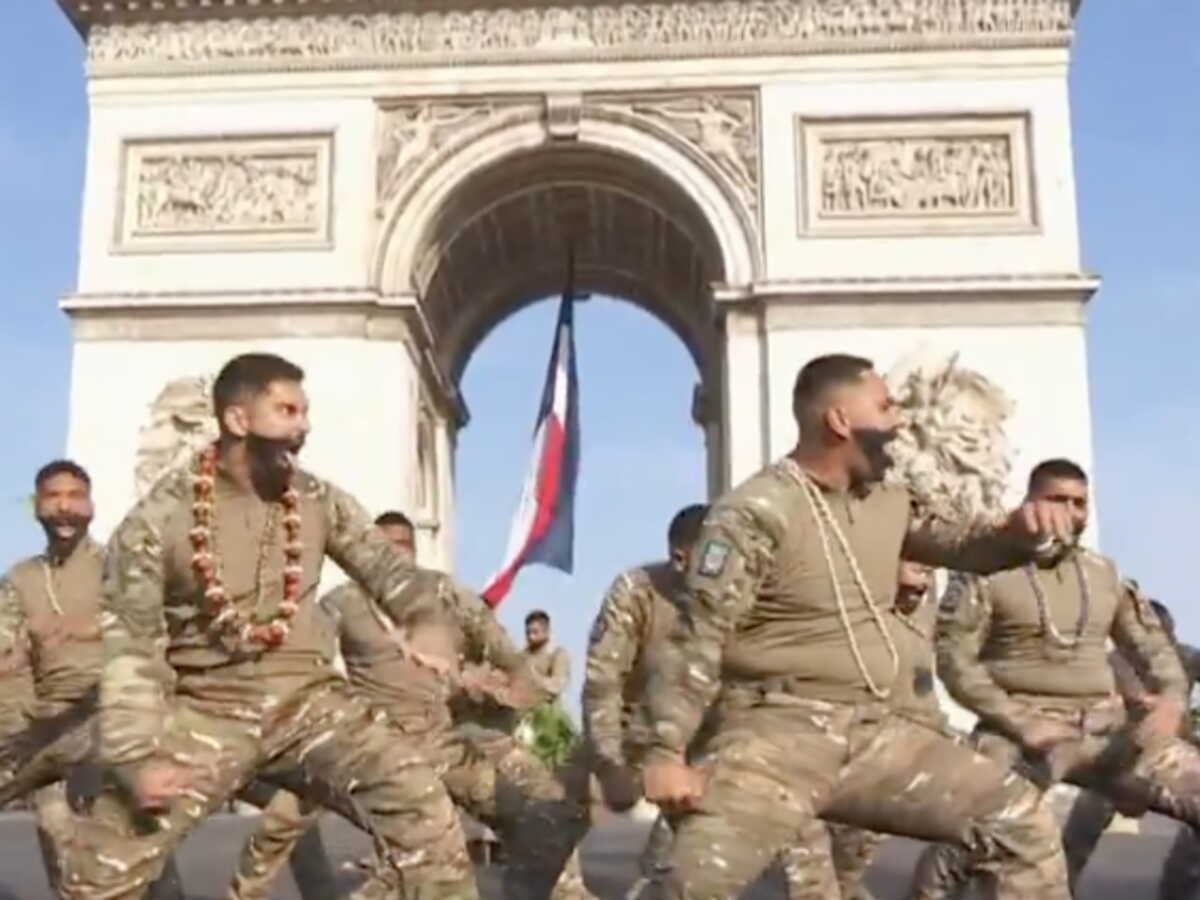 Défilé du 14-Juillet : les ultramarins du 11e régiment de marine réalisent un haka spectaculaire devant l’Arc de Triomphe