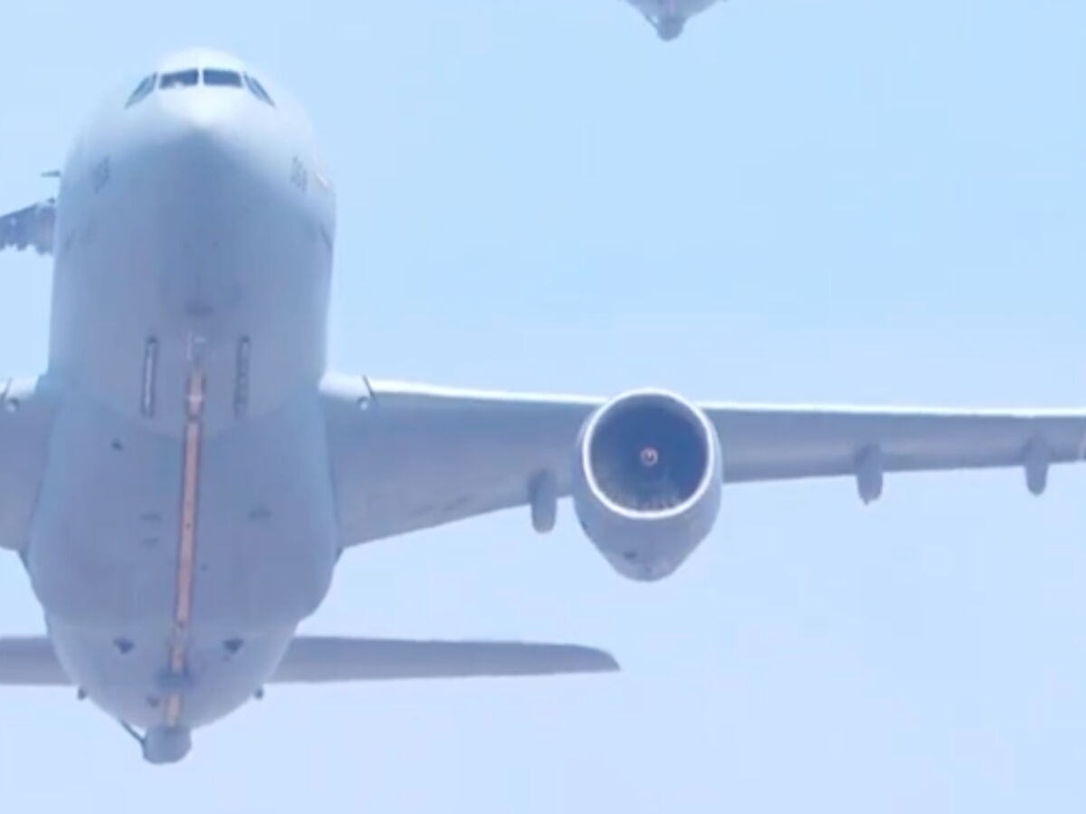 Démonstration de force sur les Champs-Élysées : les images du défilé aérien avec Thomas Pesquet aux commandes du A330 MRTT