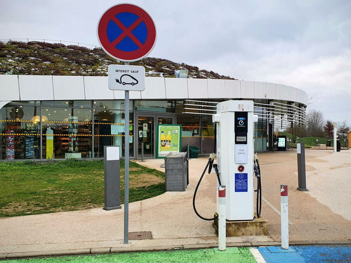 Aires d’autoroute : pourquoi les prix sont-ils si chers et comment économiser sur la route des vacances