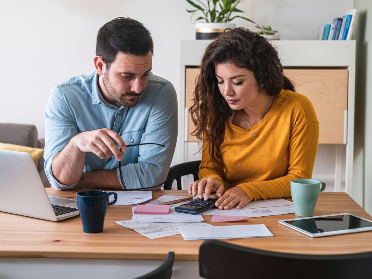 Compte courant joint et livret rattaché : qui possède quoi, qui peut faire quoi ?